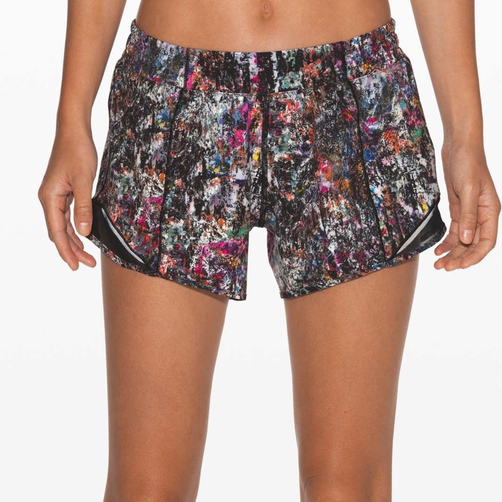 Lululemon Hotty Hot shorts in Vitalize Multi Black sz 12
